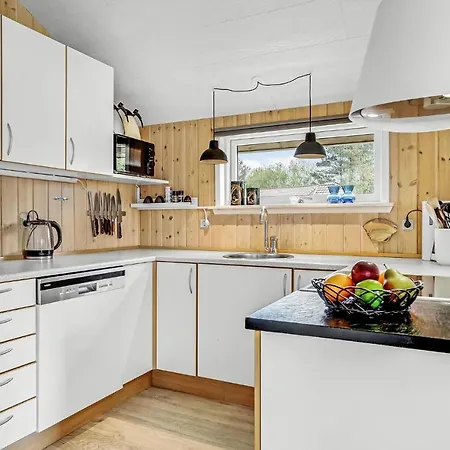Holiday home Stunning In With Kitchen